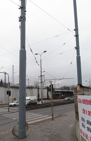 Práce na propojení trolejbusových tratí v Plzni novou částí pokračují