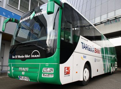 MAN doma v Německu: 10 CNG autobusů pro Augsburg a autokar pro SV Werder Brémy 