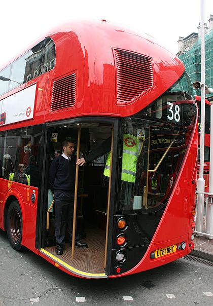 Nový doubledecker pro Londýn konečně v provozu