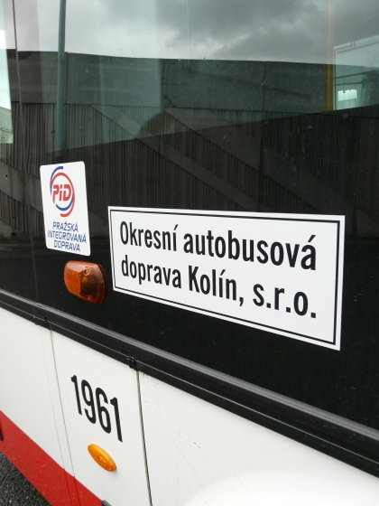 Další autobus v červenomodrobílých barvách PID: Kloubový SOR