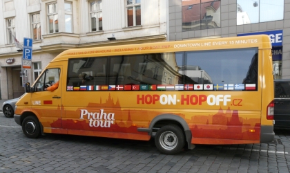 Dva z malokapacitních  busů pro systém HOP ON HOP OFF v Praze 