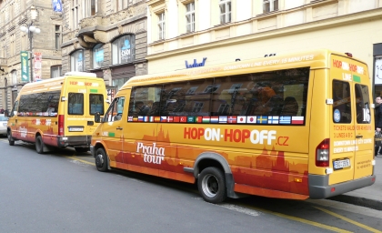 Dva z malokapacitních  busů pro systém HOP ON HOP OFF v Praze 