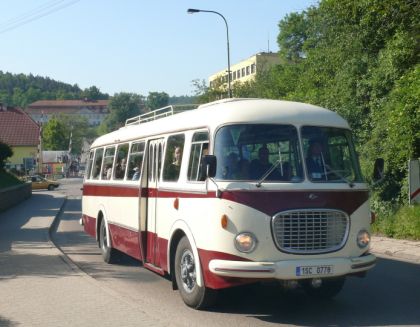 Lešany 2012 II. : Záběry z odjezdu kolony z Týnce nad Sázavou do muzea 