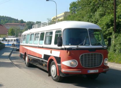 Lešany 2012 II. : Záběry z odjezdu kolony z Týnce nad Sázavou do muzea 