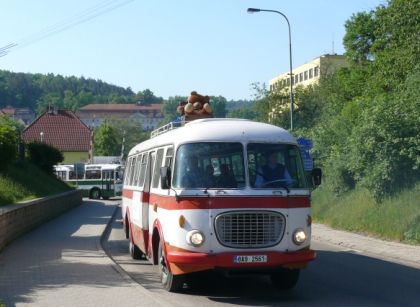 Lešany 2012 II. : Záběry z odjezdu kolony z Týnce nad Sázavou do muzea 