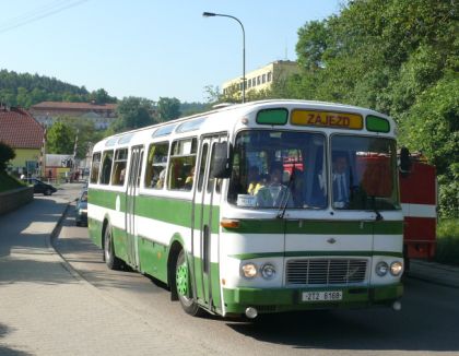 Lešany 2012 II. : Záběry z odjezdu kolony z Týnce nad Sázavou do muzea 