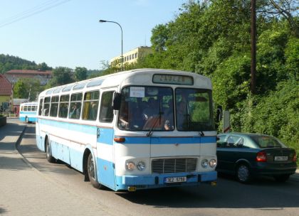 Lešany 2012 II. : Záběry z odjezdu kolony z Týnce nad Sázavou do muzea 