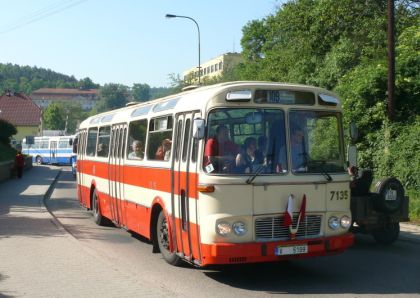 Lešany 2012 II. : Záběry z odjezdu kolony z Týnce nad Sázavou do muzea 