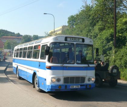 Lešany 2012 II. : Záběry z odjezdu kolony z Týnce nad Sázavou do muzea 