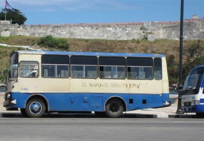 Autobusová pohlednice z Kuby 