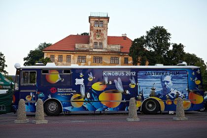 Kinobus DPP v letošním aktuálním designu zachytil u Kunratického zámku