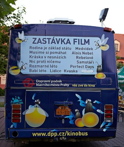 Kinobus DPP v letošním aktuálním designu zachytil u Kunratického zámku