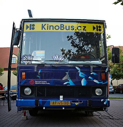 Kinobus DPP v letošním aktuálním designu zachytil u Kunratického zámku