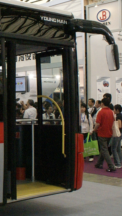 Autobusy Youngman objektivem BUSportálu: Od UITP 2009 Vídeň přes Busworld Asia 