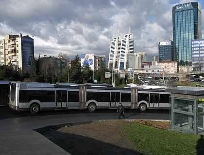 Metrobusy v Istanbulu protínají od západu k východu třináctimilionovou oblast