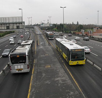 Metrobusy v Istanbulu protínají od západu k východu třináctimilionovou oblast