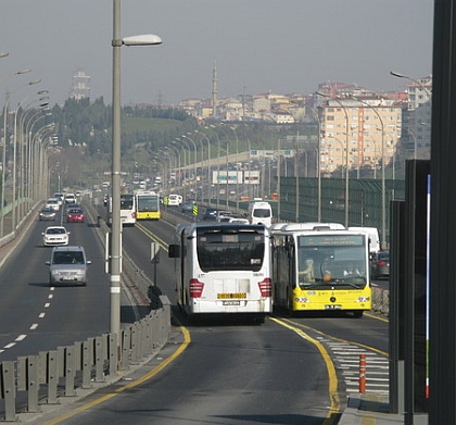 Metrobusy v Istanbulu protínají od západu k východu třináctimilionovou oblast