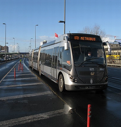 Metrobusy v Istanbulu protínají od západu k východu třináctimilionovou oblast