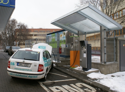 BUSportál jezdí na CNG: Plnicí stanici v centru Prahy  nedaleko ÚAN Florenc,