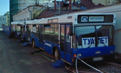 Dva autobusové speciály v Petropavlovské pevnosti v Petrohradu