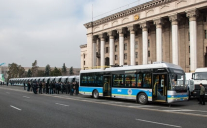 Zajímavost z webu chinabuses.org: 195 čínských douobusů Youngman pro Alma Atu