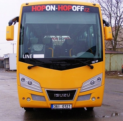 Nové busy  ISUZU v  barevném designu společnosti HOP ON - HOP OFF