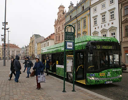 Hybridní autobus Škoda H12 Solaris vyrazil do provozu v MHD Plzeň