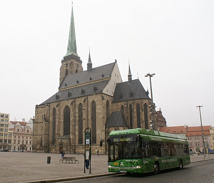 Hybridní autobus Škoda H12 Solaris vyrazil do provozu v MHD Plzeň