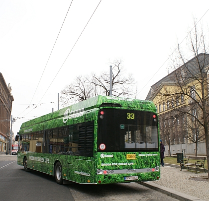 Hybridní autobus Škoda H12 Solaris vyrazil do provozu v MHD Plzeň