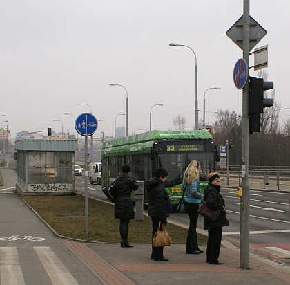 Hybridní autobus Škoda H12 Solaris vyrazil do provozu v MHD Plzeň