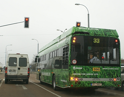 Hybridní autobus Škoda H12 Solaris vyrazil do provozu v MHD Plzeň