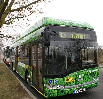 Hybridní autobus Škoda H12 Solaris vyrazil do provozu v MHD Plzeň