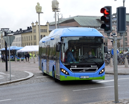 Hybridní autobus Volvo s externím nabíjením (plug-in) v ulicích Göteborgu