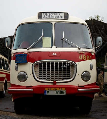 Lešany 2013: Tablo busových  účastníků 14. srazu českých historických autobusů