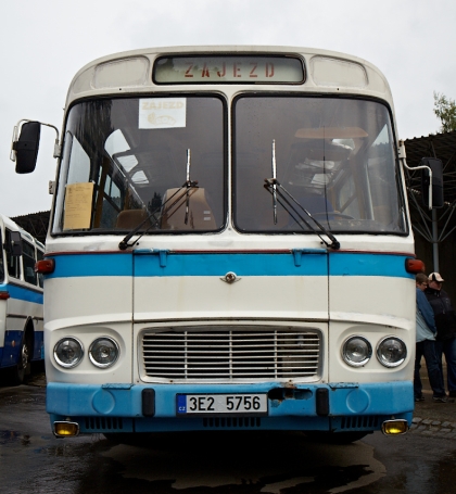 Lešany 2013: Tablo busových  účastníků 14. srazu českých historických autobusů