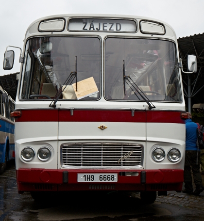 Lešany 2013: Tablo busových  účastníků 14. srazu českých historických autobusů