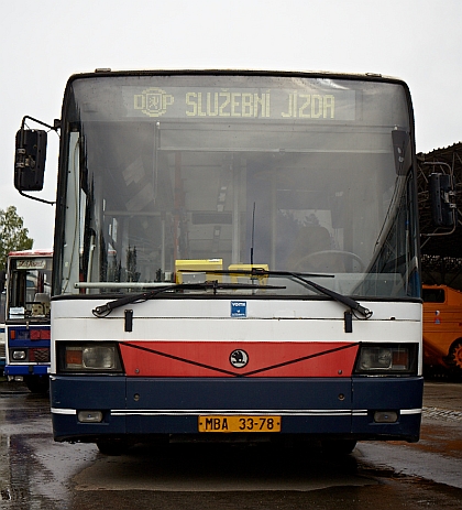 Lešany 2013: Tablo busových  účastníků 14. srazu českých historických autobusů