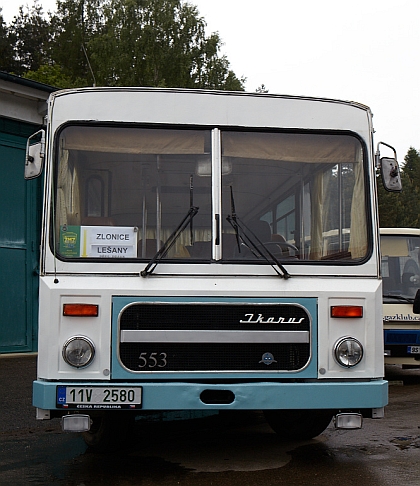 Lešany 2013: Tablo busových  účastníků 14. srazu českých historických autobusů