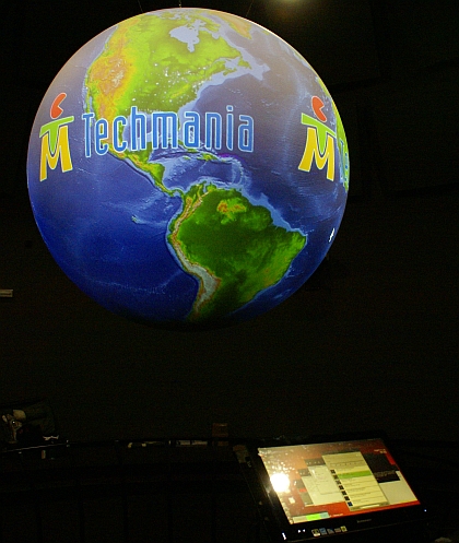 Techmania Science Center: Speciální projekční globus Science on a Sphere