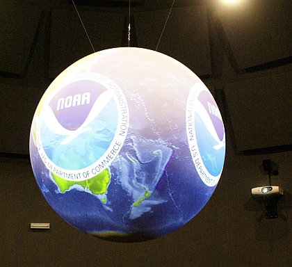 Techmania Science Center: Speciální projekční globus Science on a Sphere