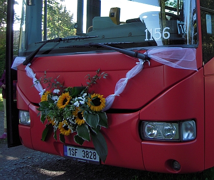 Svatebním autobusem Crossway si přijel pro nevěstu novinářský kolega