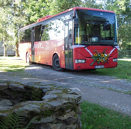 Svatebním autobusem Crossway si přijel pro nevěstu novinářský kolega