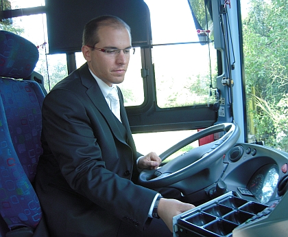 Svatebním autobusem Crossway si přijel pro nevěstu novinářský kolega