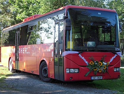 Svatebním autobusem Crossway si přijel pro nevěstu novinářský kolega