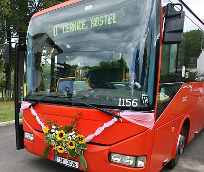 Svatebním autobusem Crossway si přijel pro nevěstu novinářský kolega