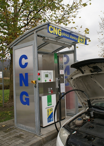 BUSportál jezdí na CNG: Tankování v areálu  benzinové stanice v Králově Dvoře