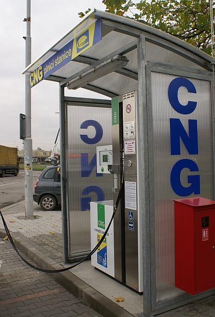 BUSportál jezdí na CNG: Tankování v areálu  benzinové stanice v Králově Dvoře