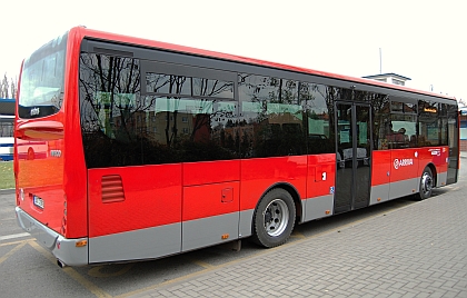 První částečně nízkopodlažní autobus Iveco Crossway LE nasadila Arriva Praha 