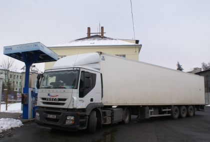 BUSportál jezdí na CNG: Poprvé jsme u plnicí stanice potkali tahač s návěsem