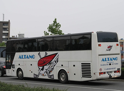 Téma autobusů s polepy sportovních klubů zaujalo